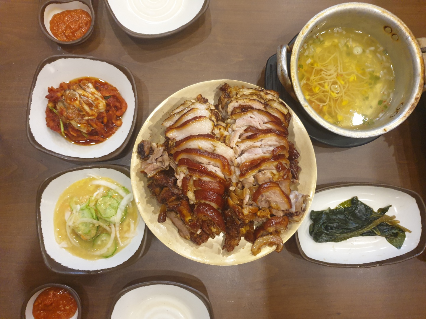 Yadeulyadeulhanboyakjokbal (야들야들한보약족발) 2