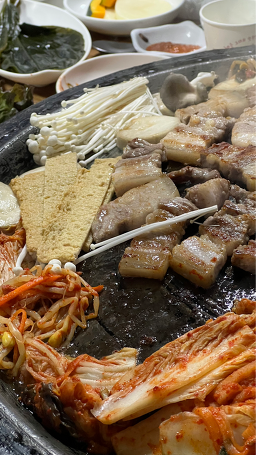 Eomjisotttukkeongsamgyeopsal (엄지솥뚜껑삼겹살) 1