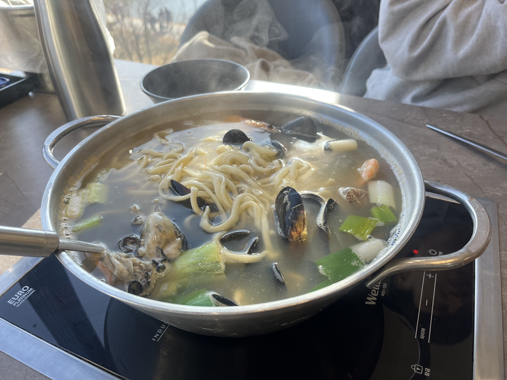 Gungjeonhaemulkalguksu 1
