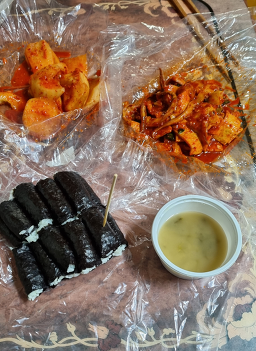 Idaechungmuhalmaegimbap (이대충무할매김밥) 1