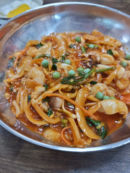 Giraseongjaengbanjjajang (기라성쟁반짜장) 1