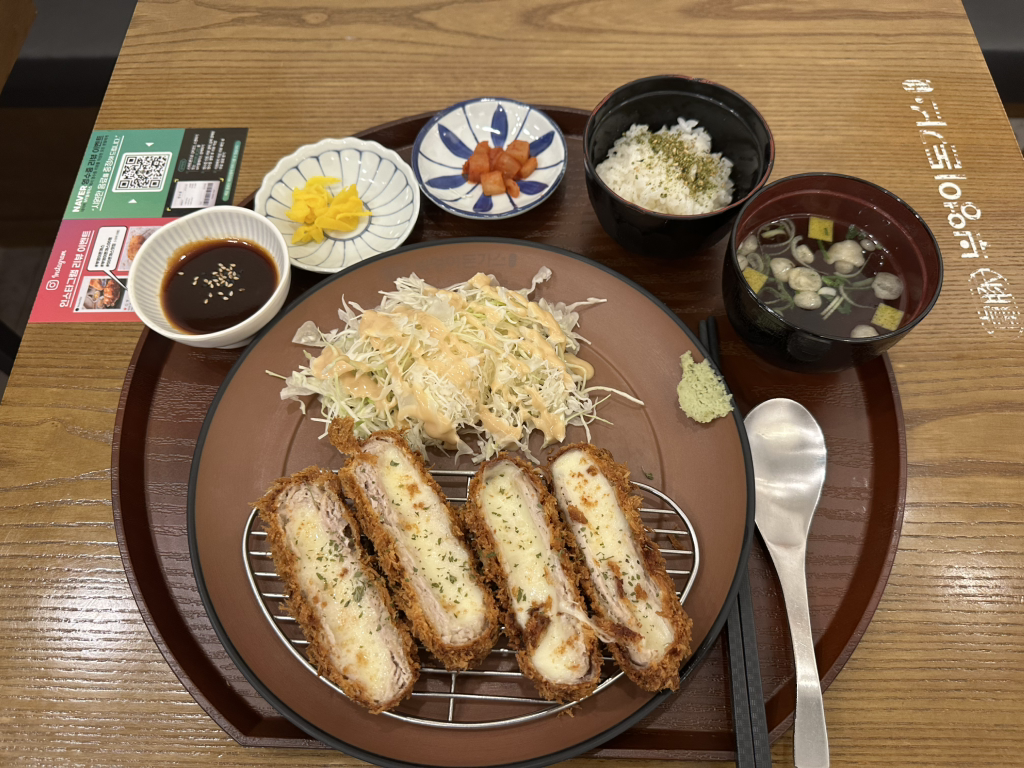 부엉이돈가스 학동역점 사진 2