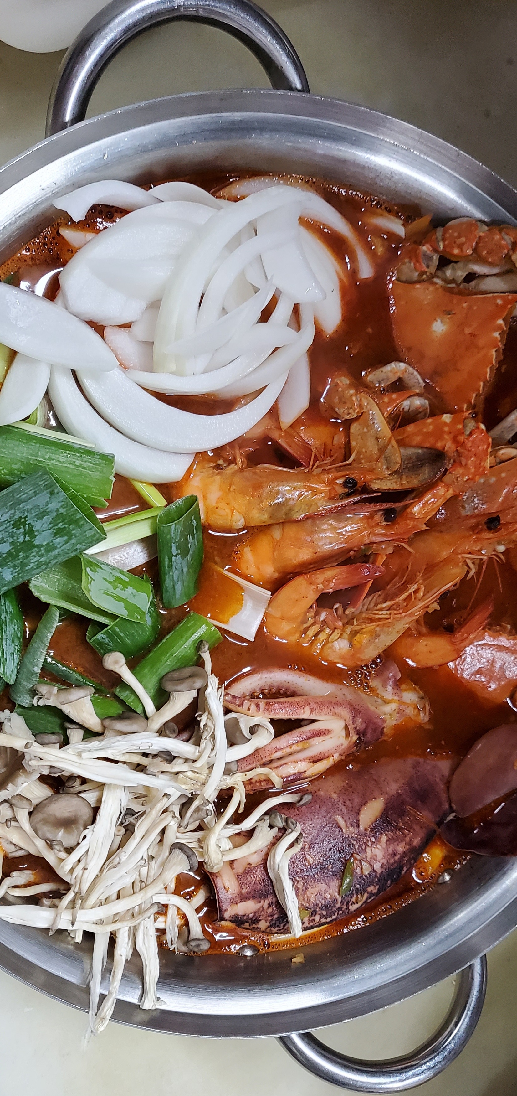 Kkotgepumeundak (꽃게품은닭) 2