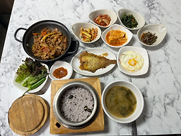 Haetsaldolsotbap (햇살돌솥밥) 1