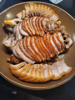 Gajangmatitneunjokbal (가장맛있는족발) 1