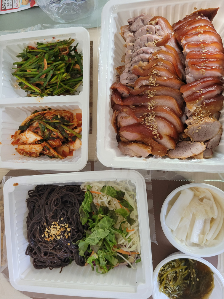 Gajangmatitneunjokbal cheongsujeom (가장맛있는족발 청수점) 1