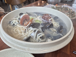 Taphaemulkalguksu (탑해물칼국수) 2