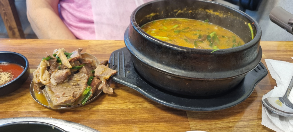 Yakchoheukyeomso (약초흑염소) 1