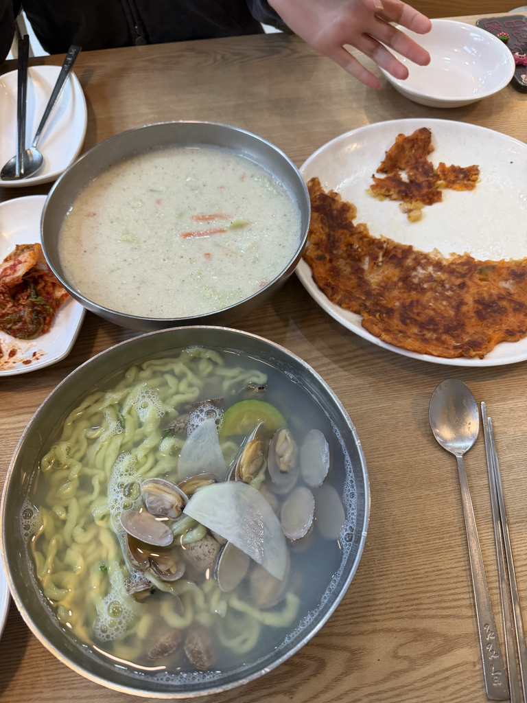 Cheonnyeonchosonkalguksu (천년초손칼국수) 1