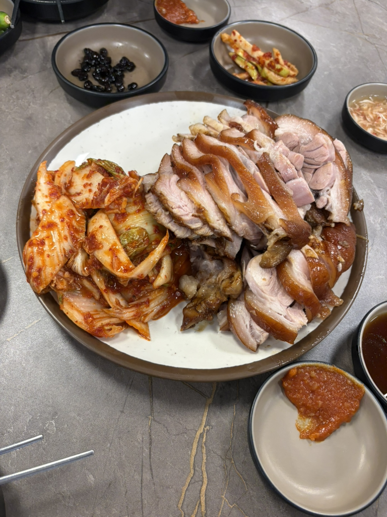 Gamasotjokbal (가마솥족발) 1