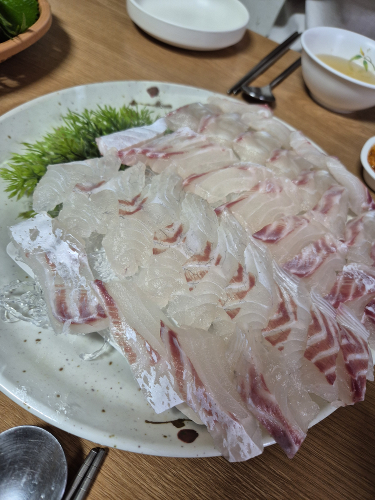 Susanmulhoesenta (수산물회센타) 1