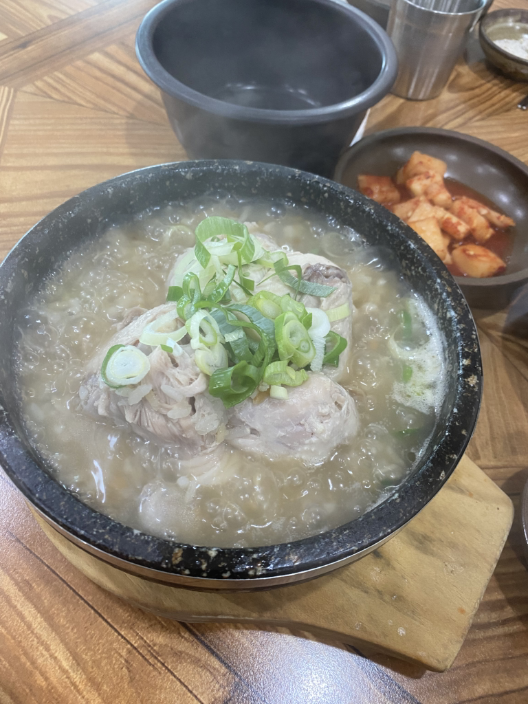 Ihakdolsotsamgyetangjeonmunjeom (이학돌솥삼계탕전문점) 1