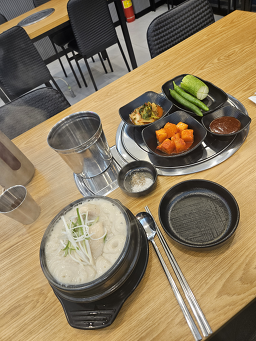 Podowonsamgyetangaendakhanmari gurojeom (포도원삼계탕앤닭한마리 구로점) 1