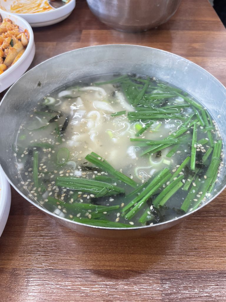 Hwangganesonkalguksu (황가네손칼국수) 1