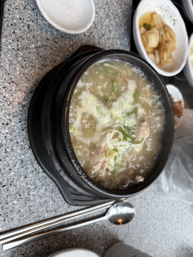 Cheongdamsamgyetangneungibaeksuk (청담삼계탕능이백숙) 3