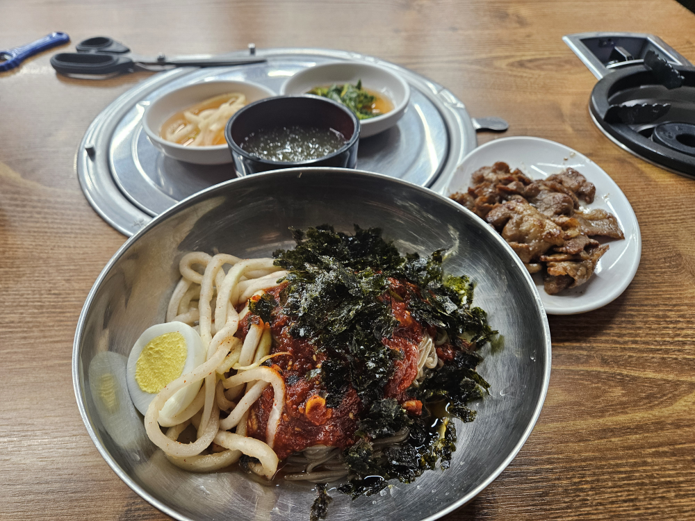 Seouldwaejibulbaekssammemilmakguksu (서울돼지불백쌈메밀막국수) 3