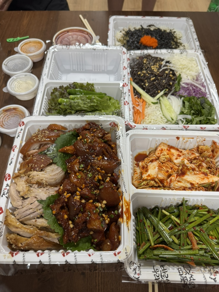 Gajangmatitneunjokbal (가장맛있는족발) 1