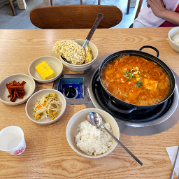 Byeollandwaejigimchijjigae (별난돼지김치찌개) 2