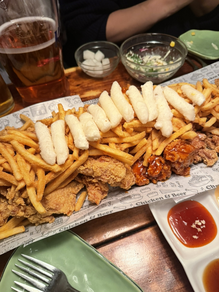 아웃닭 홍대점 대표 사진