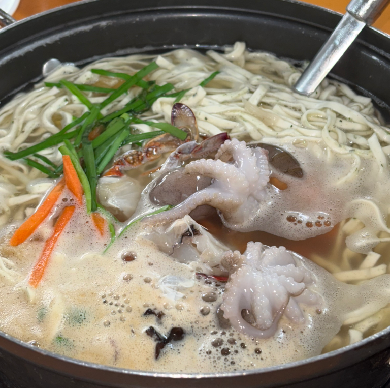 Saseondaehaemulkalguksu (사선대해물칼국수) 1