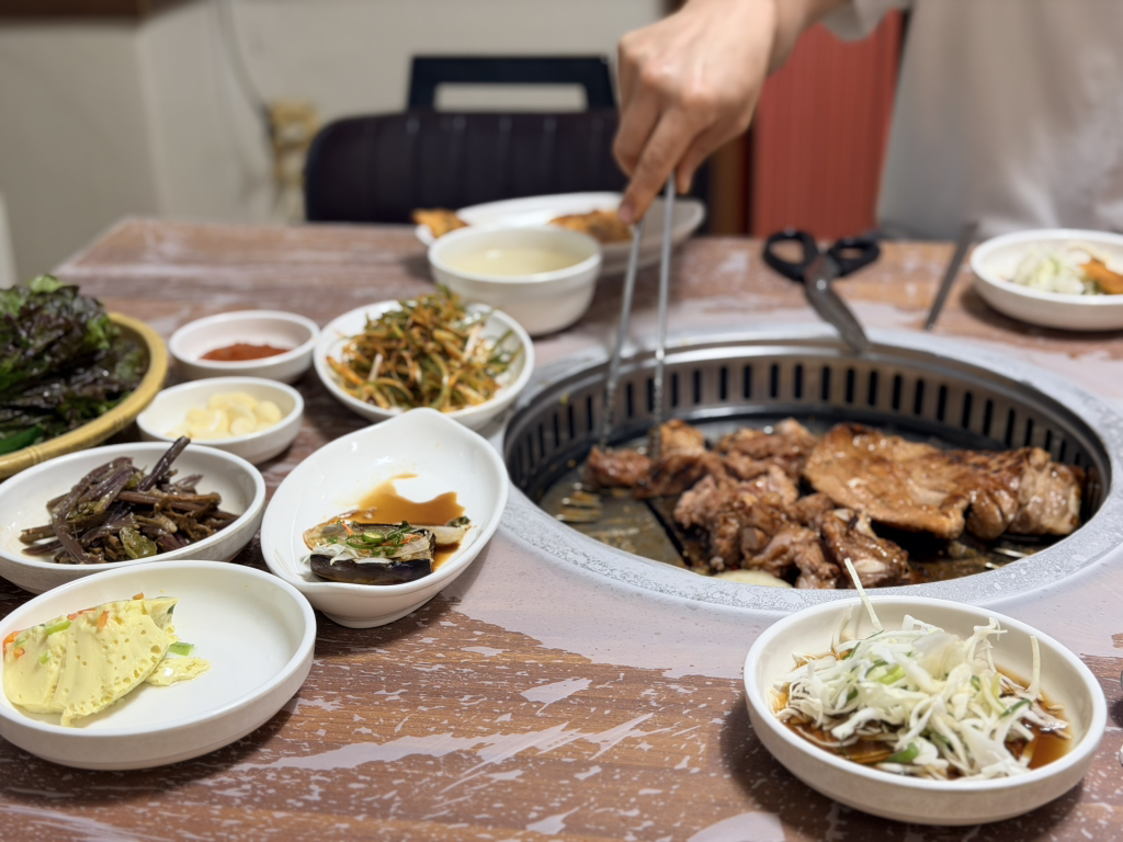 Goesansutbulgalbijeonmunjeom (괴산숯불갈비전문점) 1