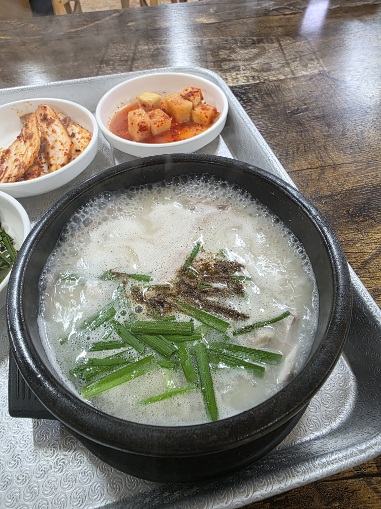 Milyangdwaejigukbap (밀양돼지국밥) 1
