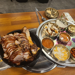 Geuraedojokbalbossam (그래도족발보쌈) 3