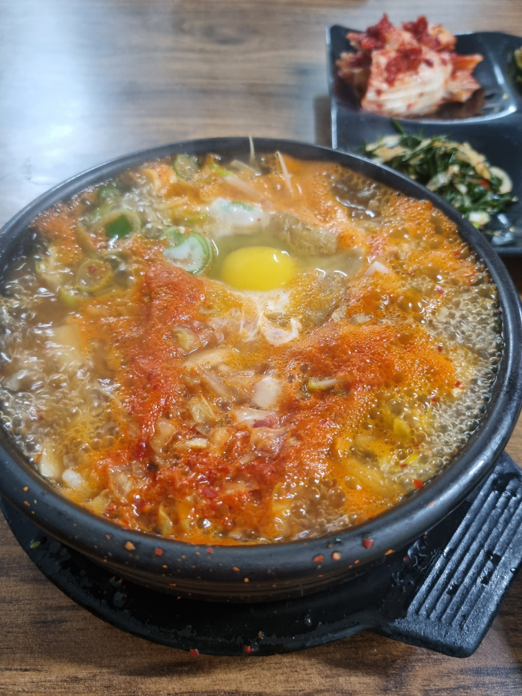 Sigoljangteohwangtaekongnamulgukbap (시골장터황태콩나물국밥) 1