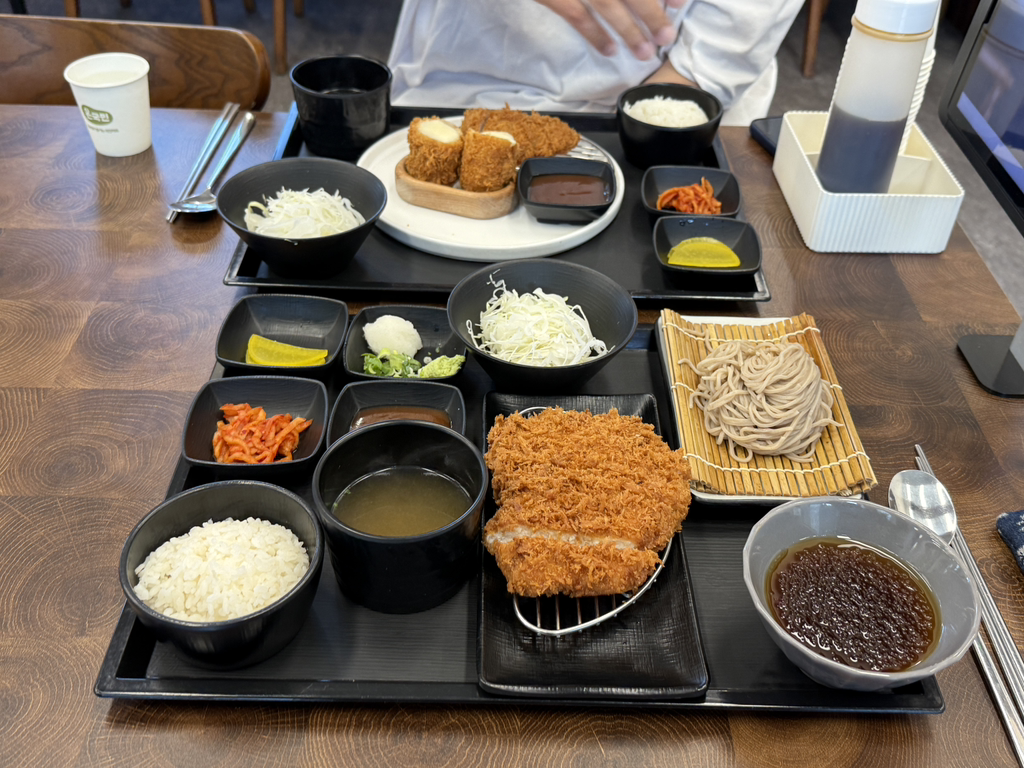 Seongbukdonkkaseu, naneunkape (성북돈까스, 나는카페) 2