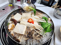 Sansuyudubumaeulsikdang (산수유두부마을식당) 2