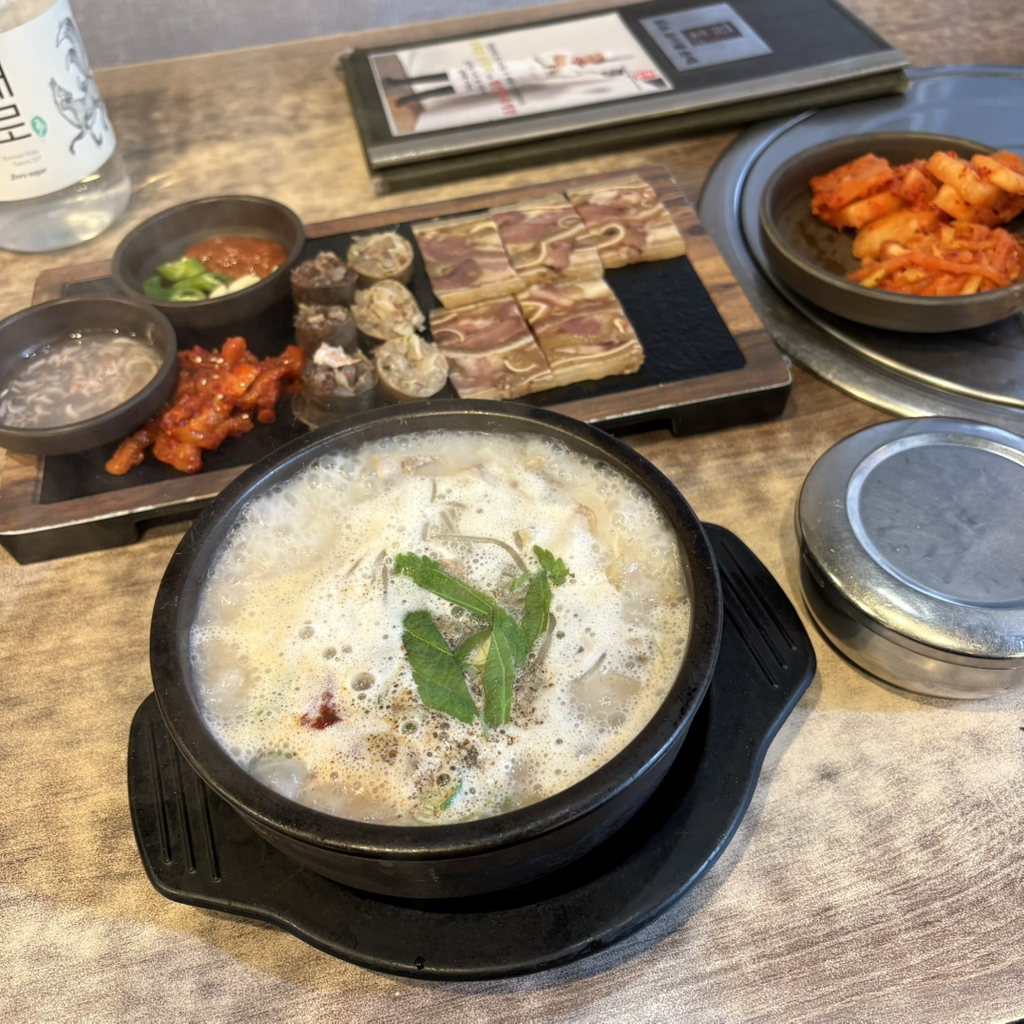Damsososagolsundae (담소소사골순대) 1
