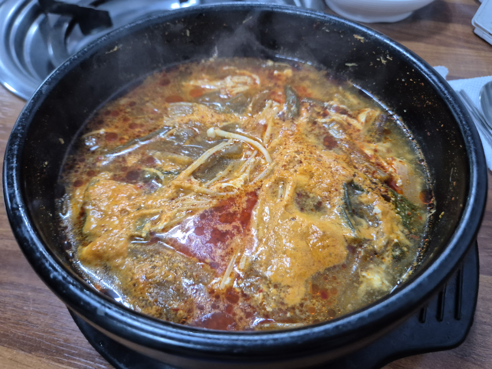 Dakhanmaridwaejihangeun (닭한마리돼지한근) 1