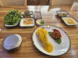 Dontongmaneulbossam (돈통마늘보쌈) 3