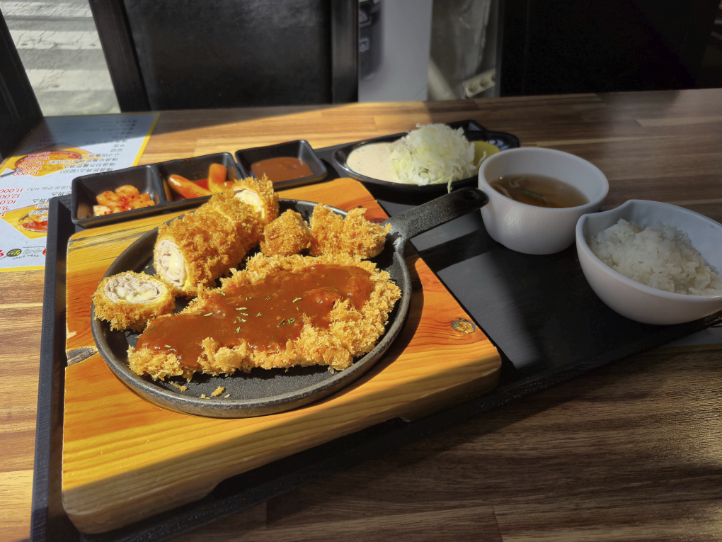 Isujecheolpanwangdonkkaseu (이수제철판왕돈까스) 1