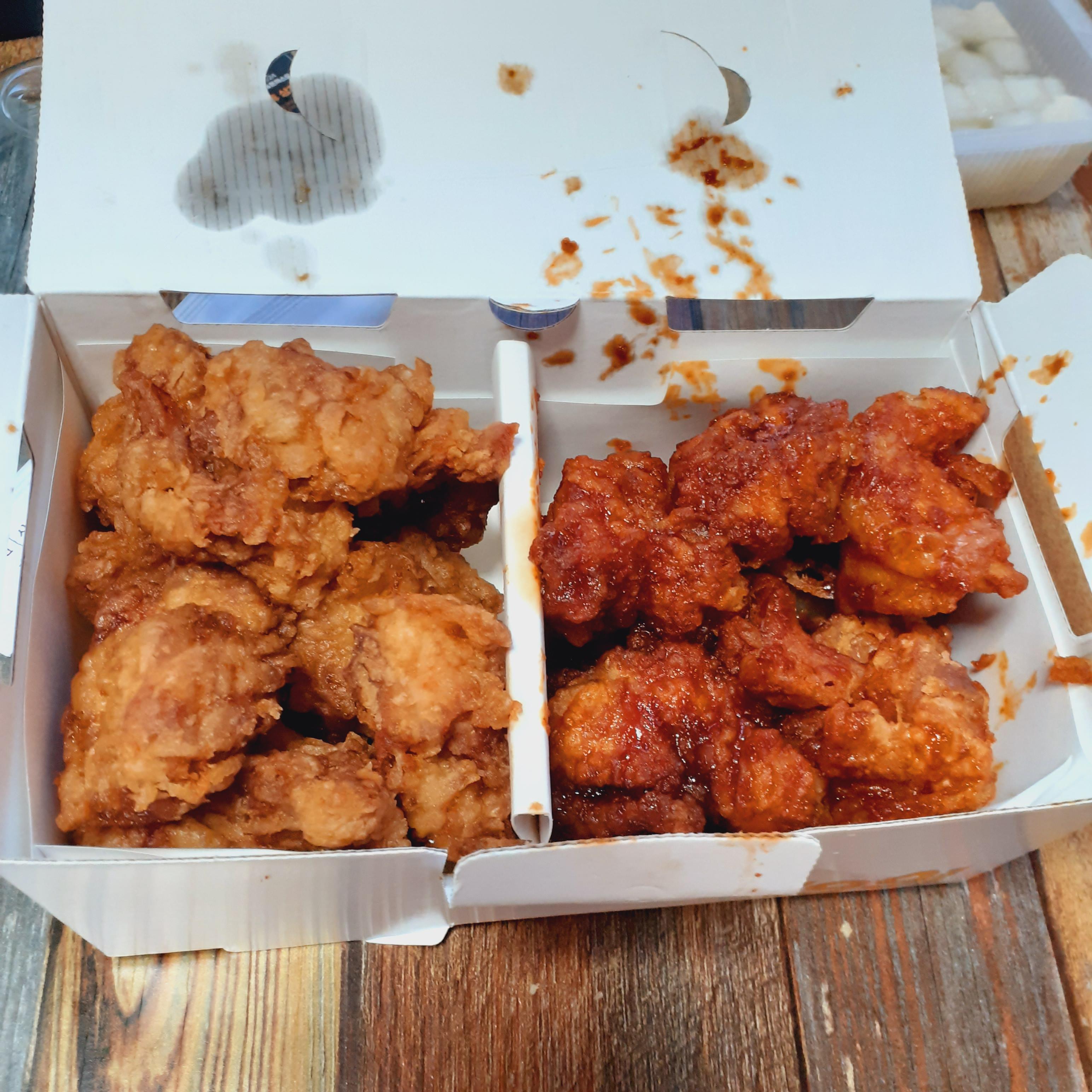 Gyochonchikinjeongokjeom (교촌치킨전곡점) 2