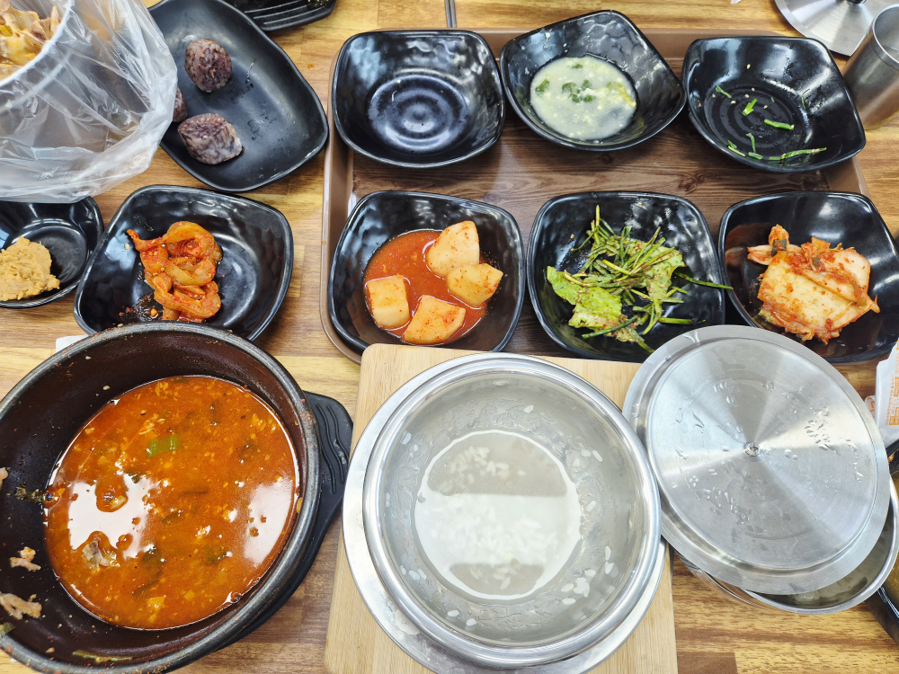 Gamasotgukbap (가마솥국밥) 2