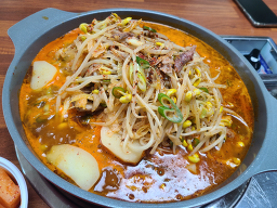 Yetnalsotttukkeonggamjatang (옛날솥뚜껑감자탕) 2