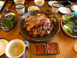 Gajangmatitneunjokbal (가장맛있는족발) 2