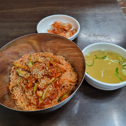 Seongwonmyeolchiguksu (성원멸치국수) 2