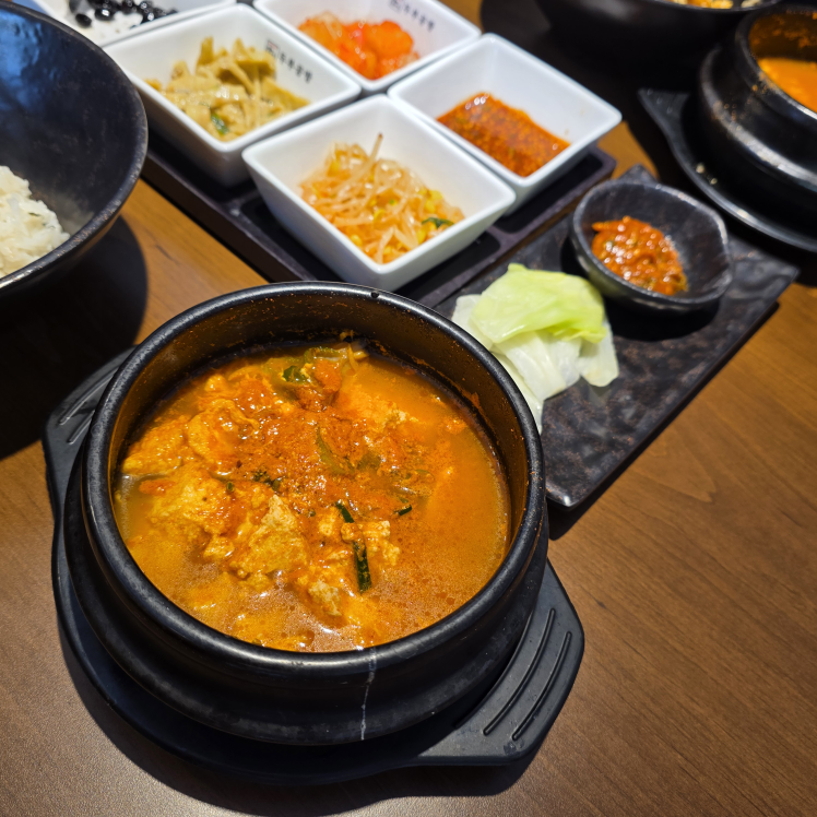 Dubugongbang, beullaekdeseukeu (두부공방, 블랙데스크) 3