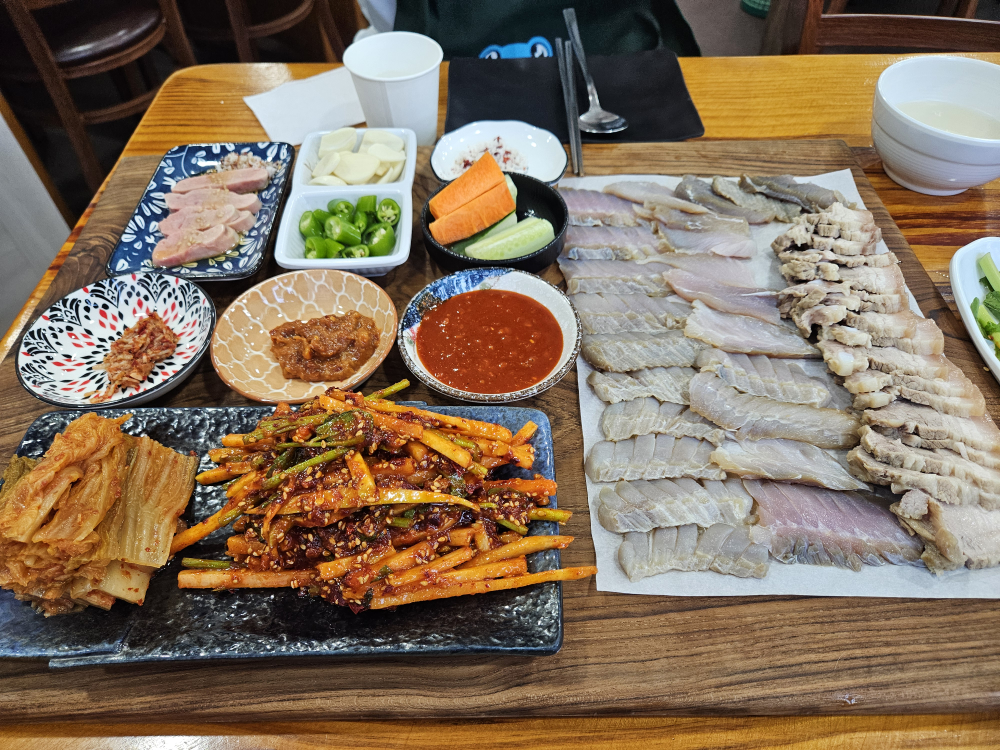 Hongeomyeongga (홍어명가) 1