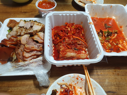 Ttungttungihalmeonijokbalbossam (뚱뚱이할머니족발보쌈) 1