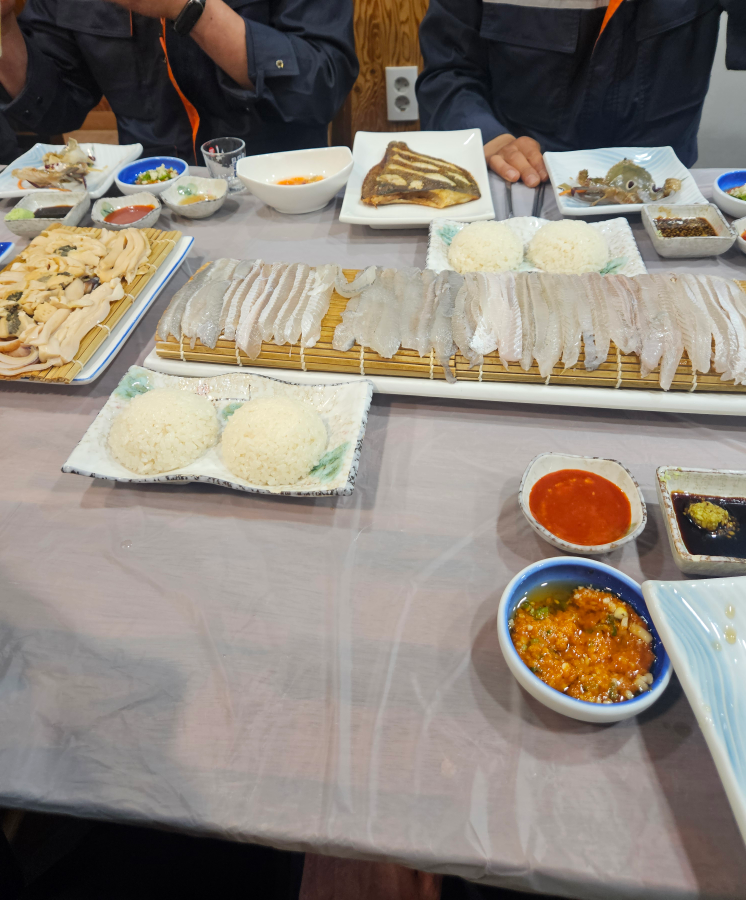 Kkalkkeumihoetjip&chamchi (깔끄미횟집&참치) 2
