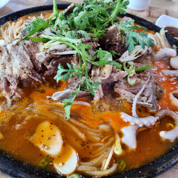 Yetnalsotttukkeonggamjatang (옛날솥뚜껑감자탕) 1