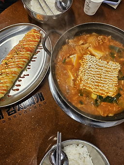 Baekchaegimchijjigae sinchonjeom (백채김치찌개 신촌점) 3