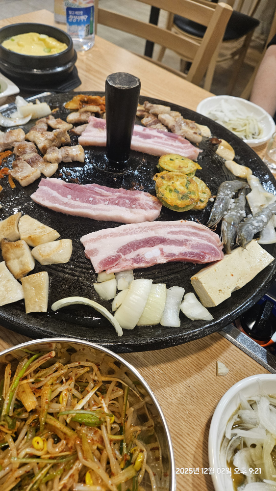 푸짐한 삼겹살 사진 2