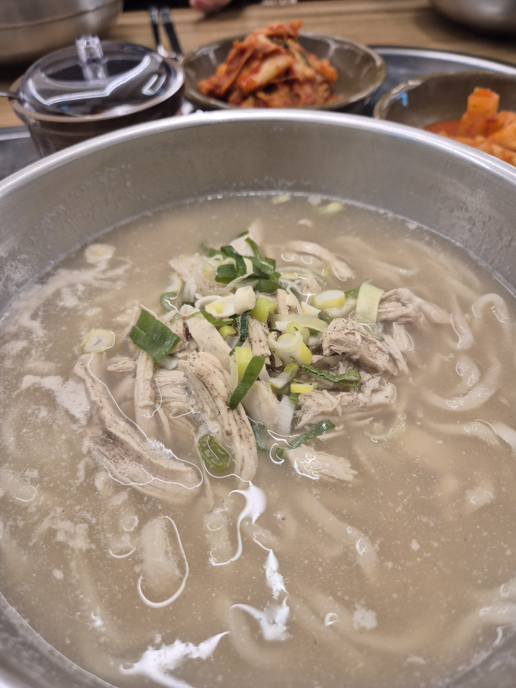 Mokdongdakhanmarikalguksu (목동닭한마리칼국수) 1