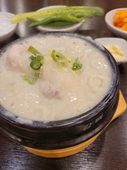 Gyeongbokgungdeulkkaesamgyetang (경복궁들깨삼계탕) 1