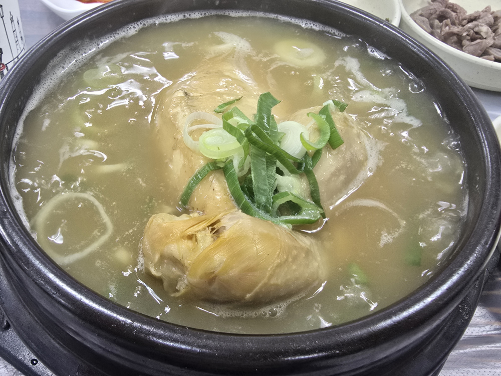 Geumsugujippongsamgyetang (금수구지뽕삼계탕) 1