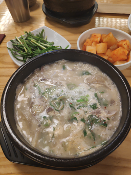 Sundaesilrok baengbaengsageorijeom (순대실록 뱅뱅사거리점) 2